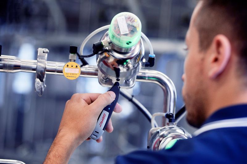 Durch das Zusammenspiel von Ventilkomponenten, die mit RFID-Chips versehenen sind  und einer  IT-Infrastruktur, bestehend aus einer mobilen und einer stationären Softwarelösung, trägt das prämierte Conexo System aktiv zur Erhöhung der Prozesssicherheit bei. (Fotostudio M42 / Gemü)