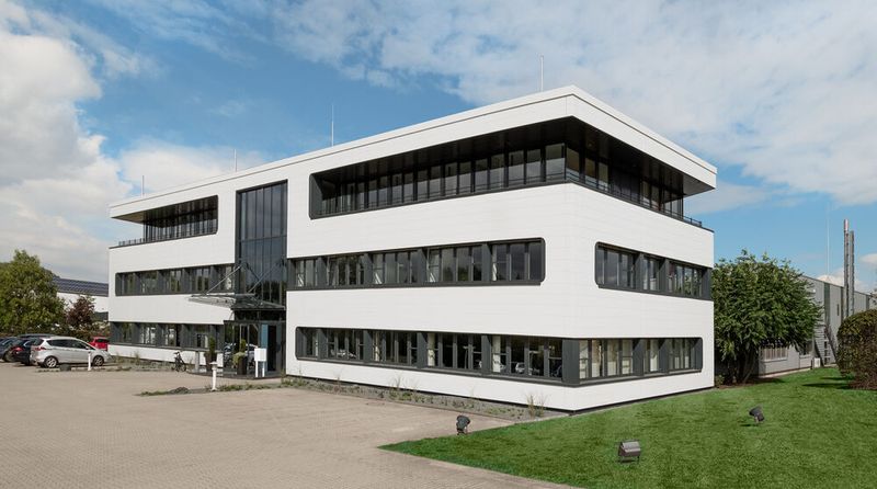Themengerechte Architektur: Die neu gestaltete Fassade des erweiterten Verwaltungsgebäudes greift mit ihrer Form das Layout des Dickschicht-Heizelements der Blue-Flow Heißkanaldüse von Günther Heisskanaltechnik auf. (Günther)