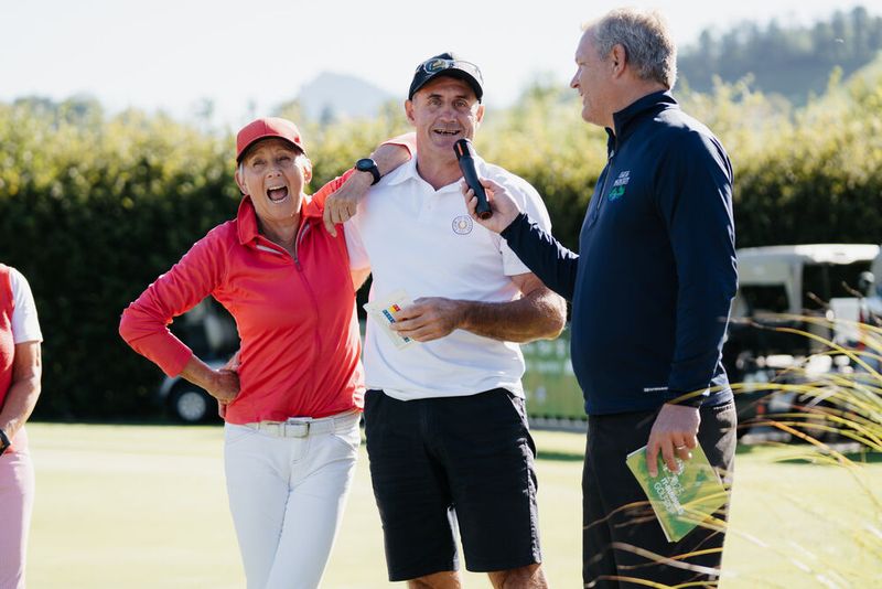 Den beiden steht der Spaß schon vor Turnierbeginn im Gesicht geschrieben. (V. l.) Paula Beckerbauer (Eisschnellläufering) u. Markus Schmidt (Rennrodler). (Bild: Manuel Emme)
