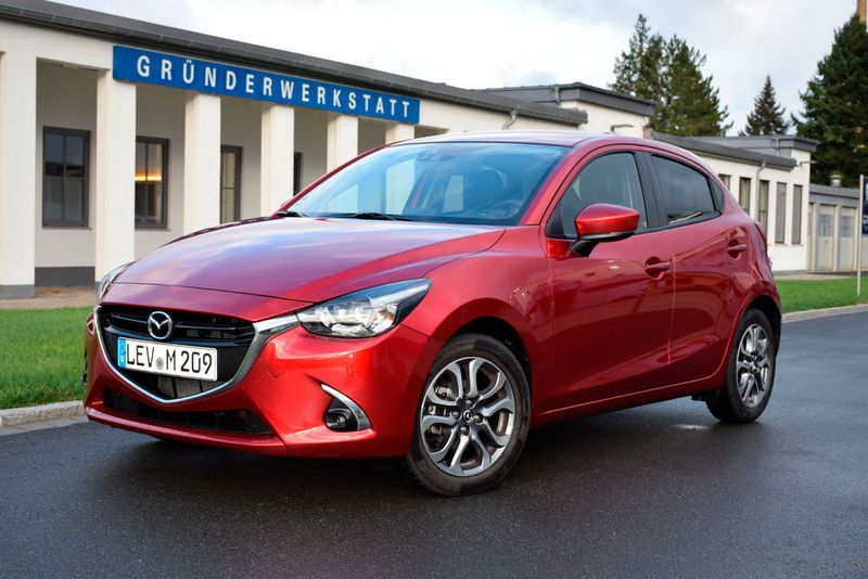 Der Mazda2 punktet mit den elegant geschwungenen und trotzdem kraftvollen Linien im firmentypischen Kodo-Design. (Holz / »kfz-betrieb«)