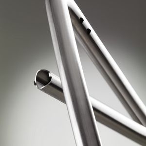 Kein Ausschuss mehr bei Bohrungen und Ausschnitten in gebogenen Rohren: Die Integration von Rohrbiege- und Laserschneidemaschinen bei BLM macht es möglich.