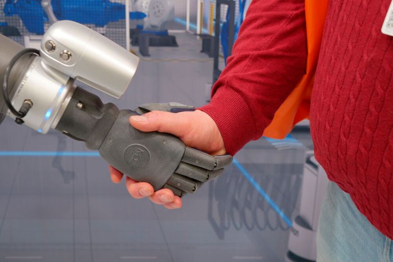 Bei Omron lag der Fokus auf die Interaktion mit Robotern. Das Händeschütteln durfte dabei nicht fehlen.  (Bild: Sandro Kipar/VCG)