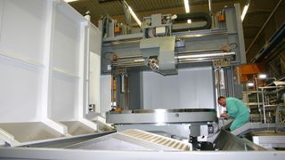 1 Großteile-Fräsmaschine DMU 340 P,  ... konzipiert in Portalbauweise und in den Hauptachsen X, Y und Z mit Rollenumlaufeinheiten RUE65-E (X-Achse) und RUE55-E von INA Lineartechnik ausgerüstet. (Archiv: Vogel Business Media)