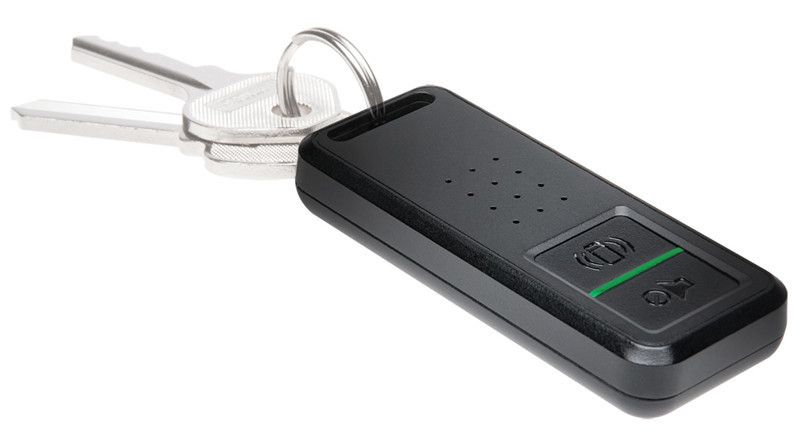 Mit dem BungeeAir Power lässt sich das iPhone 4/4S an die „unsichtbare Leine“ legen. Der Anhänger hilft nicht nur bei der Suche des Geräts, sondern schlägt beim Überschreiten eines einstellbaren Entfernungsbereiches auch Alarm. (Bild: Kensington)