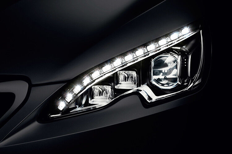 Die luxuriöseste Modellvariante wartet zudem mit Full-LED-Scheinwerfern auf – eine Premiere in dem Segment. Die Scheinwerfer bestehen aus je 31 LEDs: zehn für das Abblendlicht, zwei Module mit vier Mikro-LEDs für das Fernlicht, 13 für das Tagfahrlicht. (Foto: Peugeot)