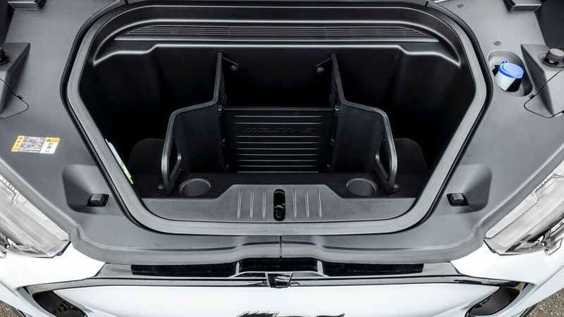 Unter der vorderen Haube ist Platz für weitere 100 Liter, zum Beispiel für das Ladekabel. (Bild: Ampnet)