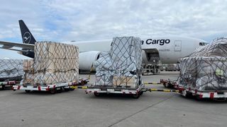 Die abschließende Konturprüfung von Luftfrachtpaletten am Frankfurter Flurhafen geschieht heute in einem von der Telekom und Fiege gemeinsam entwickelten Prozess digital. In einem 3D-Modell wird jede Kante, jede Ecke und jeder Überstand digital erfasst. (Bild: Fiege)