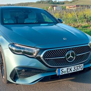 Am Kühlergrill erinnert der Einleger im hochglänzenden Schwarz optisch an die vollelektrischen EQ-Modelle von Mercedes-Benz. Die Sterne sind in der E-Klasse ein wiederkehrendes Designelement: Ob im Kühlergrill ...(Bild:  Mauritz – VCG)