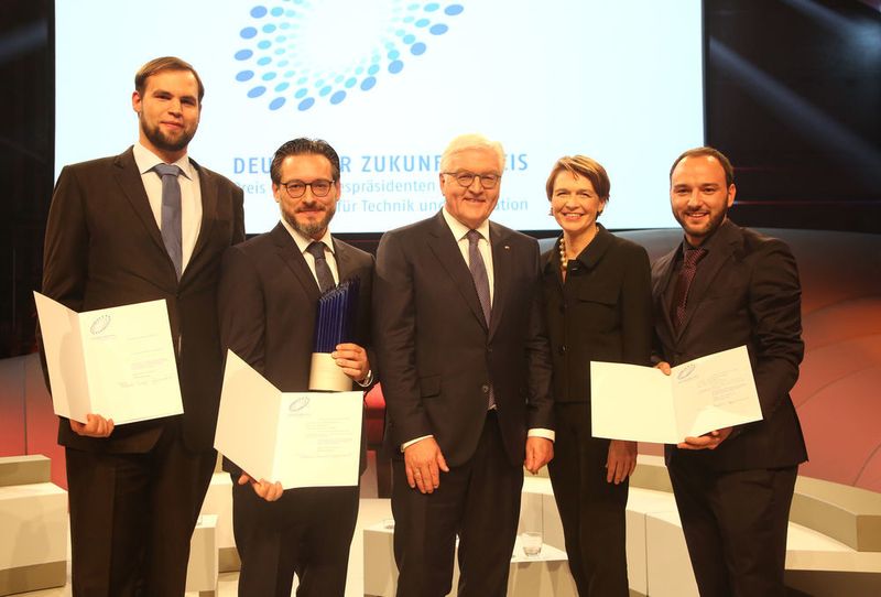 (v.l.n.r.) Dipl.-Inf. (FH) Sven Parusel, Prof. Dr.-Ing. Sami Haddadin, Bundespräsident Frank-Walter Steinmeier und Frau Elke Büdenbender, Dr. med. (Univ. Debrecen) Simon Haddadin (Deutscher Zukunftspreis)