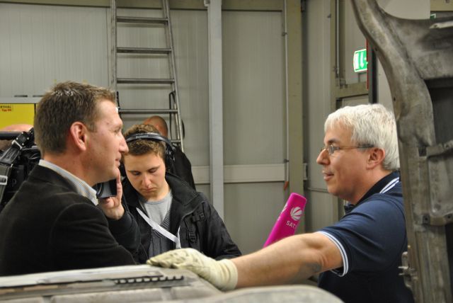 Die Mannschaft der Bulli-Werkstatt durfte zahlreiche Fragen zur Technik der Fahrzeuge, aber auch ihrer eigenen handwerklichen Kompetenz beantworten. (Foto: Dominsky)