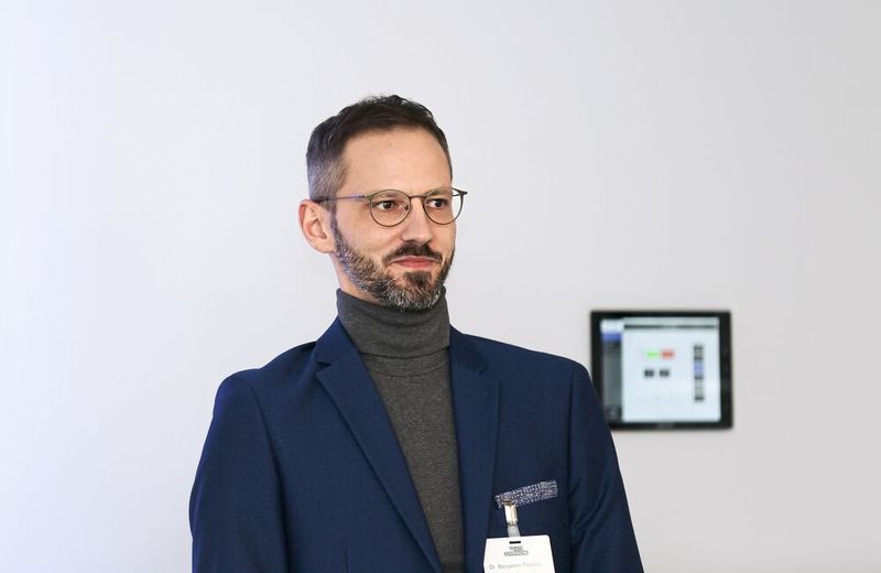 Benjamin Thorenz vom Lehrstuhl Umweltgerechte Produktionstechnik an der Universität Bayreuth über Schwingungsreduzierte Fräsbearbeitung durch Einsatz von Werkzeugen mit stabilisierendem Leichtbaukern. (Bild: Oxana Gruber Photography)