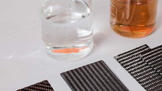 Beim so genannten solvolytischen Recyclingverfahren bleibt das Gewebe des Werkstücks in seiner Form mit intakten Fasern zurück und kann direkt wieder verarbeitet werden. (Bild: Siemens)