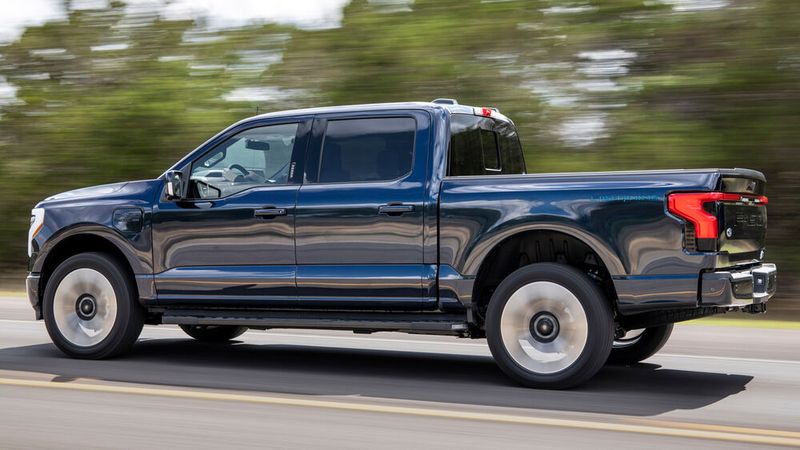 Der Lightning sieht bis auf die LED-Inszenierung an Bug und Heck wie jeder andere F-150 aus. (Bild: Ford)