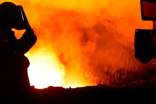 Die Stahlsparte bei Thyssenkrupp köchelt umsatztechnisch nur auf schwacher Flamme. Um die Zukunft zu sichern, fasst man unter anderem ein Joint Venture mit der Kretinsky-Holding EPH aus Tschechien ins Auge. Lesen Sie, was man noch plant, um aus den roten Zahlen zu kommen.(Bild:  Thyssenkrupp)