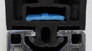 Schaltleiste Typ TS31 montiert auf Strebenprofil mit einfacher Bandschalter Bestückung in der unteren Hohlkammer. (Bild: Tapeswitch)