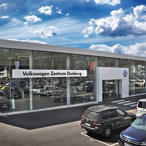 Mit seinen riesigen Glasflächen sieht das Hauptgebäude des VW-Zentrums Duisburg modern und schick aus. (Bild:  Tiemeyer-Gruppe)