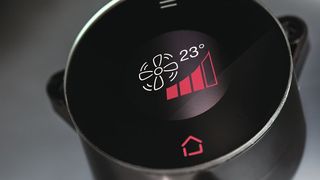 Der kapazitive Schalter mit rundem OLED-Display lässt sich vom Anwender frei konfigurieren. Dazu steht ein interner Massenspeicher zur Verfügung. (Schurter)