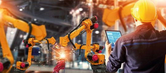 Bisher kommen vor allem Gelenkroboter in der Industrie zum Einsatz. Das könnte sich laut Horváth-Analyse im kommenden Jahr ändern.(Bild:  ipopba - stock.adobe.com)