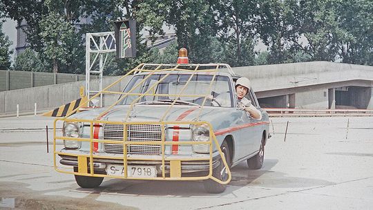 Gut gerüstet: Ein Fahrzeug für ABS Tests in den frühen 1970er Jahren. Das erste erfolgreiche elektronische ABS war eine Bosch Entwicklung und fand ab 1978 bei Mercedes seinen Weg in die Grossserie.(Bild:  Mercedes-Benz)
