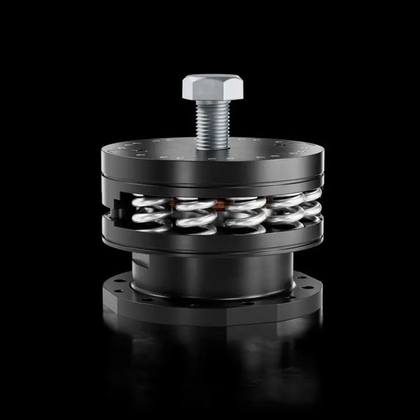 Das Active Vibration Control System (AVCS) von Innomotics verbessert die Performance von Hochspannungsmotoren durch aktive Schwingungsentkopplung. Das System reduziert vibrationsbedingte Beeinträchtigungen, stabilisiert den Betrieb und ermöglicht die optimale Nutzung der Motorleistung. Besonders bei Stahlrahmenfundamenten, die das Schwingungsverhalten großer Elektromotoren verändern können, minimiert AVCS unerwünschte Vibrationen und daraus resultierende Betriebsbeschränkungen. (Bild: Innomotics)