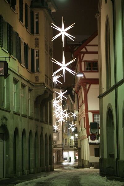 Bei einer Weihnachtsbeleuchtung in einer europäischen Großstadt wurde das M12-Hybridstecksystem CHT 4+2 von Molex eingesetzt.  Quelle: Robonaut, Zürich-Switzerland (Archiv: Vogel Business Media)