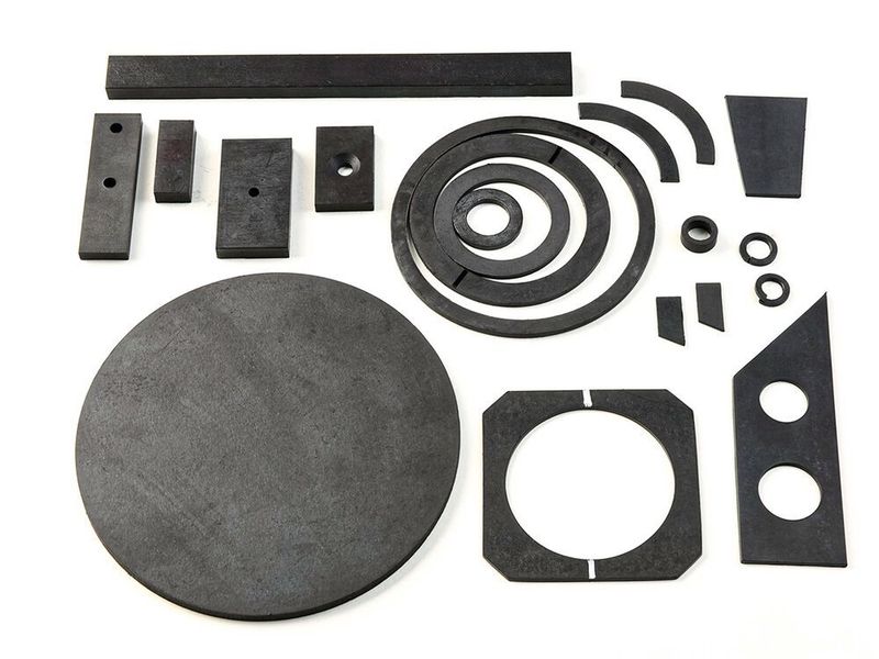 Sobald bei der Herstellung technischer Formteile außer der magnetischen Haftkraft auch elastomere Eigenschaften gefragt seien, komme der Magnetgummi 150 oder 180 aus dem Schallenkammer-Portfolio ins Spiel. (Schallenkammer)