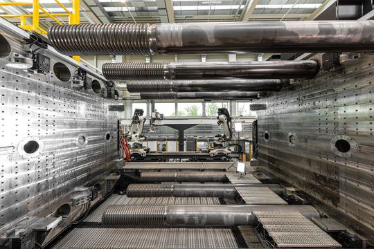 The large mould space enables flexible automation and the efficient production of complex large-scale components in integrated production processes.(Source:  Engel)