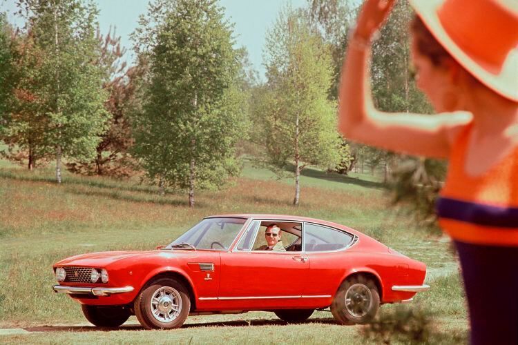 Der Fiat Dino ist ein Sportwagen, den Fiat im Frühjahr 1966 anlässlich des 100. Geburtstags des Firmengründers Giovanni Agnelli vorstellte. Zunächst erschien das Spider genannte Cabriolet, dem im Frühjahr 1967 das Coupé folgte. Beide besaßen einen V6-Motor mit 2,0 und 2,5 Liter Hubraum der 160 beziehungsweise 180 PS leistete. (Fiat)