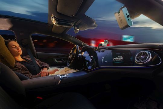 Schlafen am Steuer ist aktuell nur im Fahrsimulator möglich. Mit seinen Nutzerstudien im Rahmen des Projekts SALSA hat das Fraunhofer IOSB einen wichtigen Beitrag zur Realisierung dieser Zukunftsvision geleistet. (Bild:  Fraunhofer IOSB / indigo)