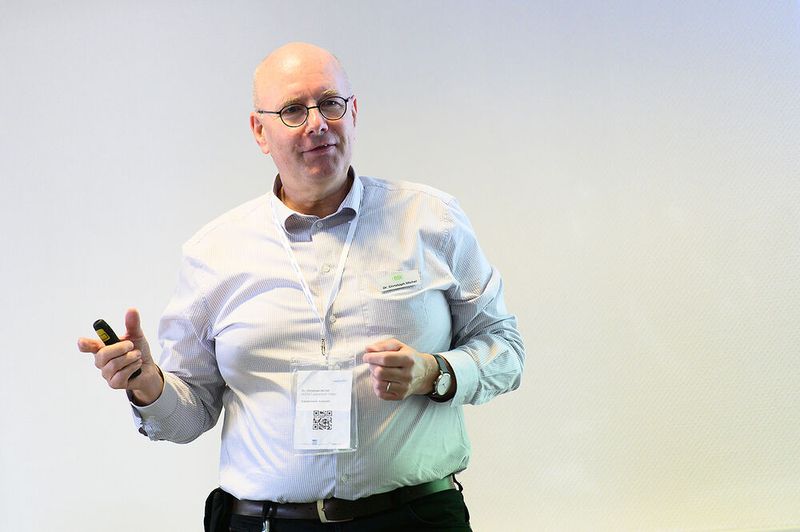 Hier erklärt Dr. Christoph Michel von Büchi Labortechnik GmbH wie sich die Vakuumverdampfung mit Rotations- und Parallelverdampfern effizient, sicher und nachhaltig gestalten lässt.   Mehr Infos zu den kommenden LAB-SUPPLY-Messen finden Sie auf www.lab-supply.info (Bild: Stefan Stark)