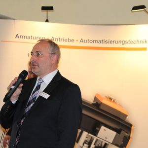 Von der Standardabsperrklappe für die Haustechnik bis zu High-Performance-Klappen für extreme Belastungen wie sie z.B. bei der Schüttgutförderung benötigt werden – Ebro Armaturen hat alles im Gepäck (im Bild Andreas Kühn).(Bild: Bausewein/PROCESS/PharmaTEC/Schüttgut)