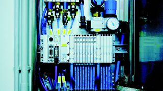 Schaltschränke voller MPA Ventil-inseln: Sie steuern die Prozessventile an Zuleitungen zu den Ansatzbehältern in den verschiedenen Produktionsstufen an.  (Bild: Bilder: Festo)