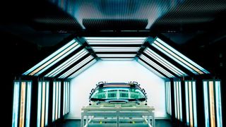 Wayray und AGP E-Glass wollen Informationen holographisch in die Windschutzscheibe einblenden. (AGP America)