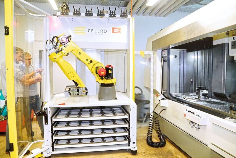 Um die Automation mit dem Xcelerate zu gewährleisten, musste die VC-205 mit einem hydraulischen Spannsystem nachgerüstet werden, genauso wie mit einem automatischen Türöffner und einem Messtaster.  (Anne Richter, SMM)