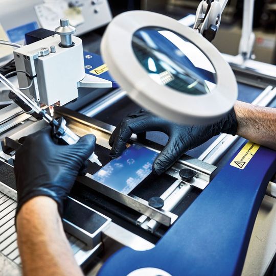 Aitad entwickelt elektronikbezogene künstliche Intelligenz (Embedded-KI), die in Geräten und Maschinen lokal und in Echtzeit definierte Aufgaben übernimmt. Aitad entwickelt elektronikbezogene künstliche Intelligenz (Embedded-KI), die in Geräten und Maschinen lokal und in Echtzeit definierte Aufgaben übernimmt.