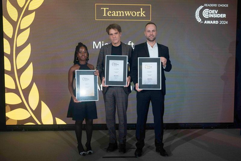 Kommunikation und Kollaboration sind bei der modernen Software-Entwicklung unerlässlich. Erneut steht Luca Callegari auf der Bühne, um dieses Mal den Platin-Award in der Kategorie „Teamwork“ für Microsoft einzusacken; Lauryn Akuffo von den Vogel IT-Medien zeigt stellvertretend für Slack den Gold-Award; den Silber-Award sichert sich Atlassian, erneut in Person von Sebastian Schwab. (Bild: Manuel Emme Fotografie)
