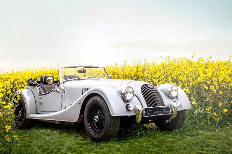 Dabei gelten die Fans der Marke als absolute Traditionalisten. Einen ganz eigenen Rekord hält der Plus 4, der seit 1936 fast unverändert gebaut wird – inzwischen immerhin mit Errungenschaften der modernen Automobilindustrie, zum Beispiel einem 154 PS starken Vierzylinder von Ford. (Morgan)