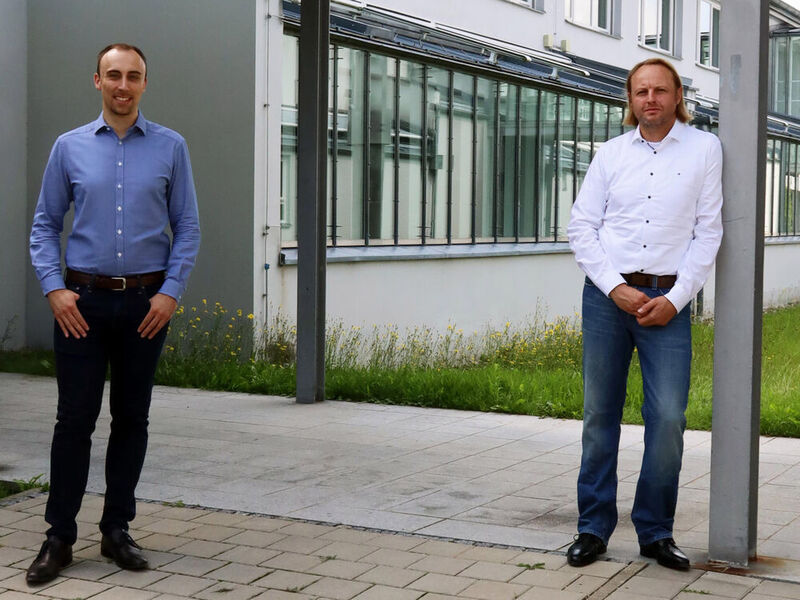 Die wissenschaftlichen Mitarbeiter Janusz Wituski (links) und Thomas Huber (rechts) forschen im Projekt Dragan an innovativer Leistungselektronik. (Hochschule Landshut)