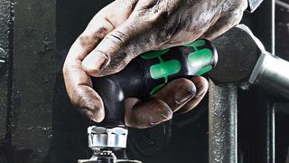 Der abgewinkelte Griff ermöglicht druckvolles und kräftiges Schrauben. (Foto: Wera)