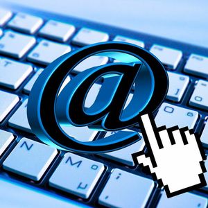 Die 1-Klick-Regel: Diese Regel ist ein echter Trick für Zeitersparnis und verhindert Rückstau. Der „eine Klick“ bezieht sich darauf, dass Sie eine E-Mail nur ein einziges Mal anklicken. Sie entscheiden unmittelbar nach dem ersten Öffnen, ob Sie diese beantworten, weiterleiten, in einen Ordner verschieben, archivieren und/oder löschen. Denn das Bearbeiten aufzuschieben, führt zu einem überfüllten Postfach und mehr Stress.(Bild:  gemeinfrei /  Pixabay)