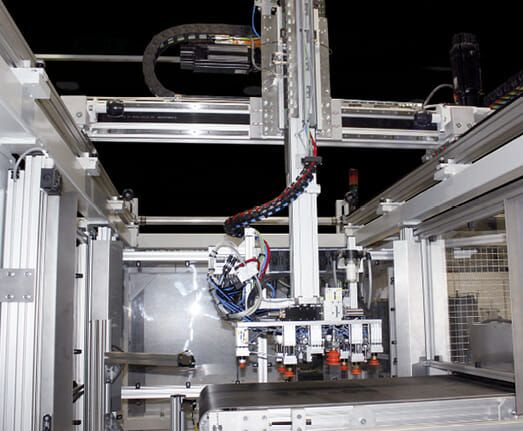 (Das Achssystem besteht aus zwei parallel angeordneten Linearachsen aus dem Rollon Smart-System sowie der Rollon Modline als Z-Achse. Bild: KUK-automation)