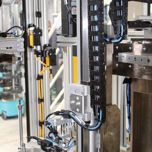 Die Montagezelle von Hahn Automation wird im Drei-Schicht-Betrieb Stossdämpfer im 20-Sekunden-Takt produzieren. Die flexibel aufgebaute Anlage kann ohne langwierige Umbau- und Stillstandszeiten bis zu acht Dämpfertypen mit Innenrohr-Längen zwischen 200 und  600 mm herstellen.