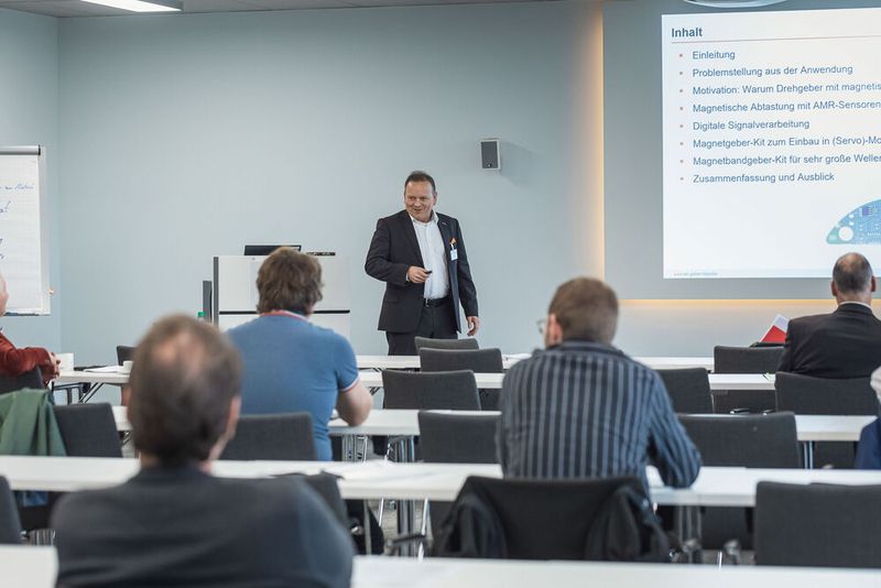 Unter dem Motto „Power of Electronics” versammelten wir am 18. und 19. Oktober 2022 sechs Elektronikkonferenzen in Würzburg: Entwicklerforum Leistungselektronik, DC/DC-Wandler-Tag, Schaltnetzteiletag, Batteriepraxis Forum, Praxisforum Elektrische Antriebstechnik und Cooling Days. Auch 2023 findet Power of Electronic statt. Merken Sie sich bereits jetzt den Termin vor: 17. bis 18. Oktober 2023.  (Bild: Stefan Bausewein )