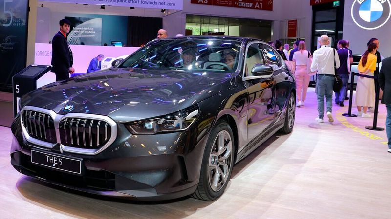 Marktstart für den neuen 5er BMW, der mit einer soliden Stahlkarosseriestruktur und vielen Aluminium-Anbauteilen gefertigt wird. (Bild: Klasing)