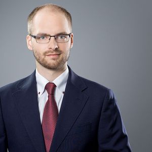 Tilman M. Dralle ist als Berater im Bereich des Datenschutzes und der Informationssicherheit bei der TÜV Rheinland i-sec GmbH tätig. Neben dem Beruf widmet sich der Wirtschaftsjurist der Administration seines Synology-NAS-Heimservers oder tüftelt an Raspberry-Pi-Projekten.