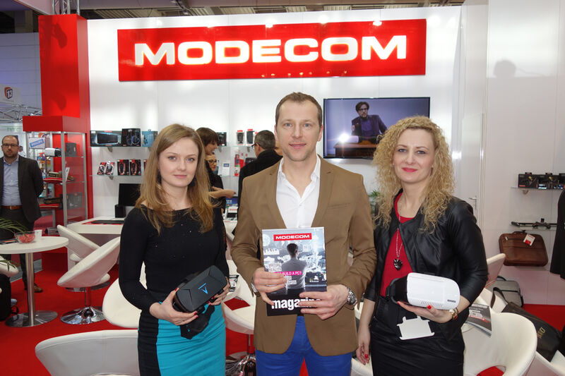 Christopher Wojciak mit Maria Król und Anna Odorowska, MODECOM haben mit den Brillen den 3D-Durchblick. (Bild: IT-BUSINESS)