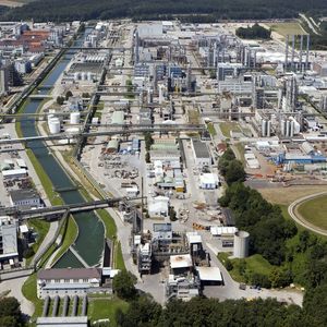 The Wacker site in Burghausen today: With 10,000 employees, theBurghausen site is one of the largest production sites in the Group (photo:Wacker Chemie AG).