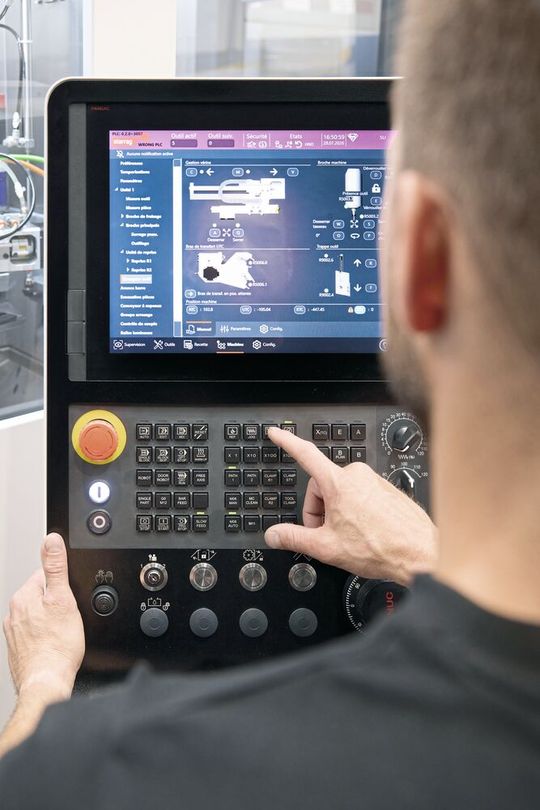 Die Windows-basierte Fanuc-Steuerung mit 15-Zoll-Bildschirm vereinfacht die Programmierung und gewährleistet eine lückenlose Rückverfolgbarkeit aller Produktions- und Leistungsdaten.(Bild:  Ralf Baumgarten)