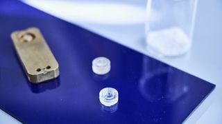 Mini Petri dishes made from the new polystyrene—other applications are possible. (Bild: Hereon/Marcel Schwickerath)