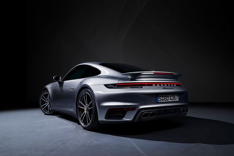 Der neue 911 Turbo S bekommt Auspuffendrohre mit eckigen Öffnungen. (Bild: Porsche)